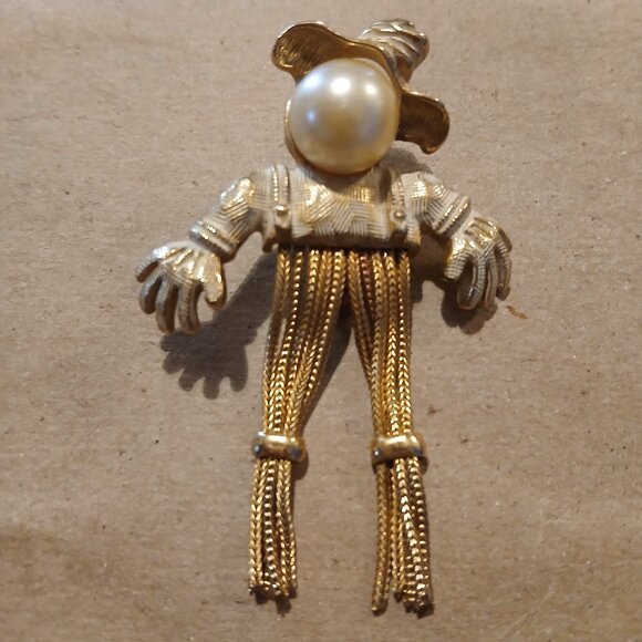 Jewelry - Vintage Harvesy Scarecrow Goldtone Faux Pearl Dangle Legs Brooch